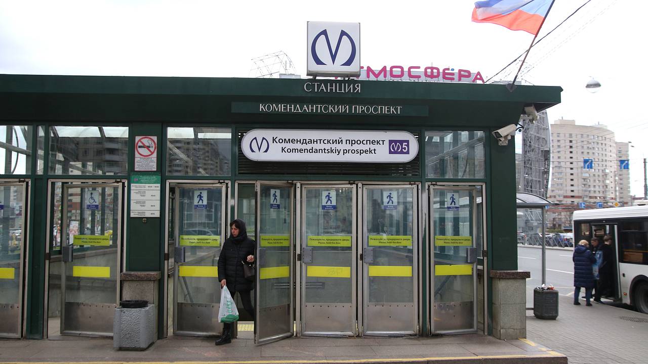 В Петербурге сломались входы в метро: Транспорт: Среда обитания: Lenta.ru