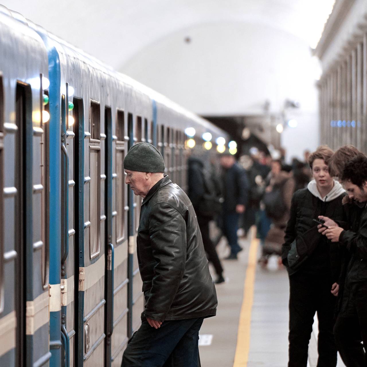 Петербуржец обвинил «в ЛГБТ» двух пассажирок метро и решил перевоспитать  их: Общество: Россия: Lenta.ru