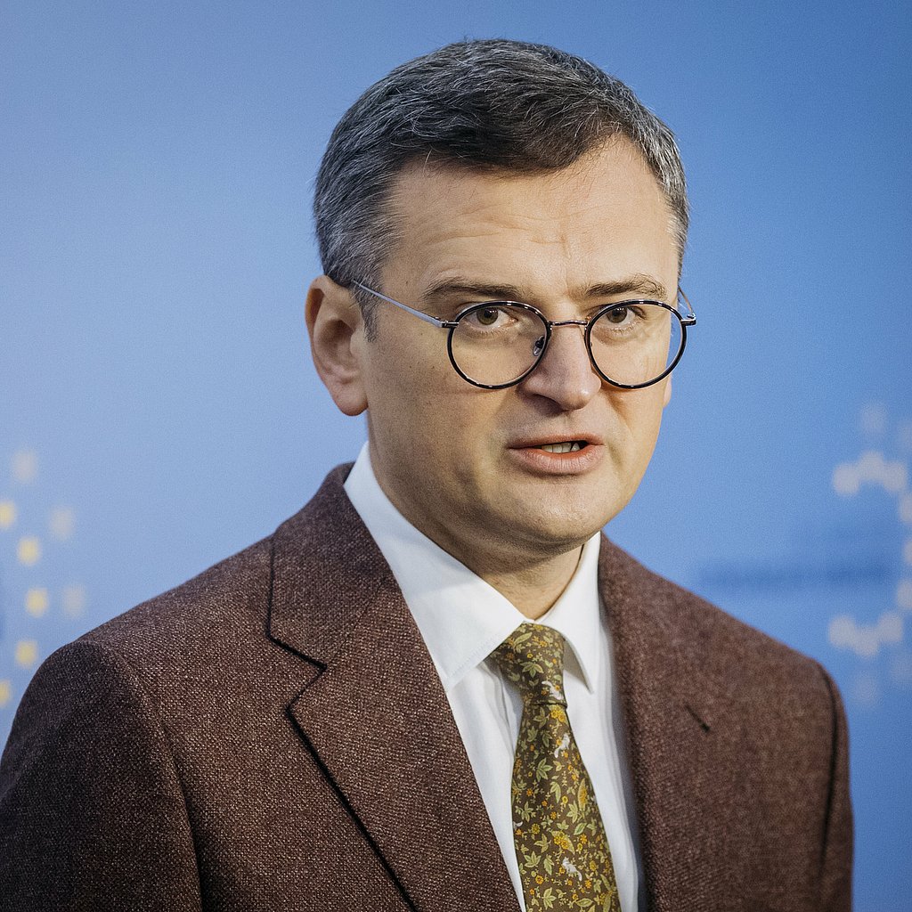 помощь другу какой случай произошел. люди помогают друг другу. оказание первой помощи при отсутствии сознания. помощь другу какой случай произошел. защита вокруг человека и помощь чб.