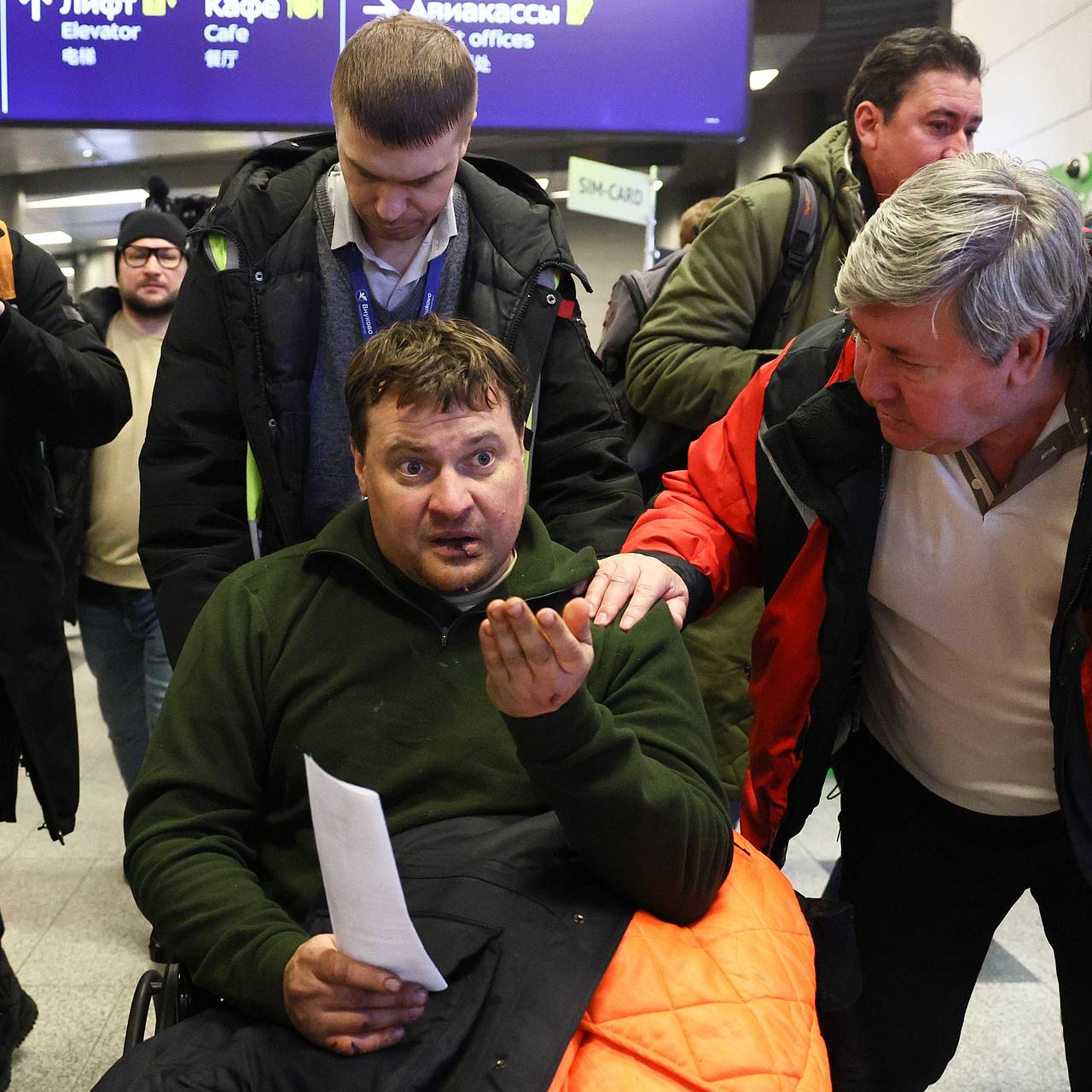 В Москву вернулись россияне, выжившие в авиакатастрофе в Афганистане. Что  пилот рассказал о миллионе долларов на борту?: Происшествия: Путешествия:  Lenta.ru