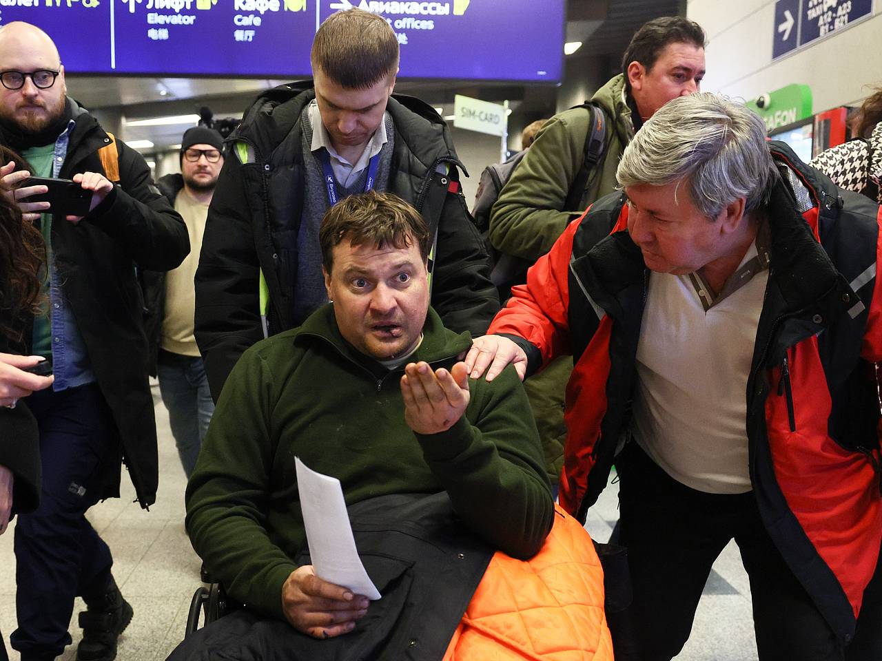 В Москву вернулись россияне, выжившие в авиакатастрофе в Афганистане. Что  пилот рассказал о миллионе долларов на борту?: Происшествия: Путешествия:  Lenta.ru