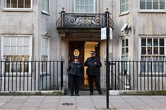 Полиция возле лондонской клиники, где король Великобритании Чарльз III проходит лечение