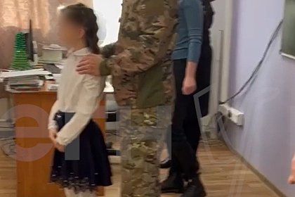 В России дочь бойца СВО единственная в классе осталась без подарка на Новый год