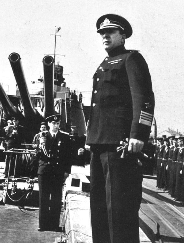 Адмирал В.Ф. Трибуц на палубе крейсера «Максим Горький» во время награждения, 1944
