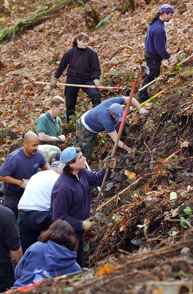 Команда поисковиков на месте, где Риджуэй спрятал останки. 2003 год