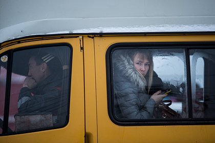 В России водитель вытолкнул из маршрутки подростка из-за оплаты проезда гаджетом