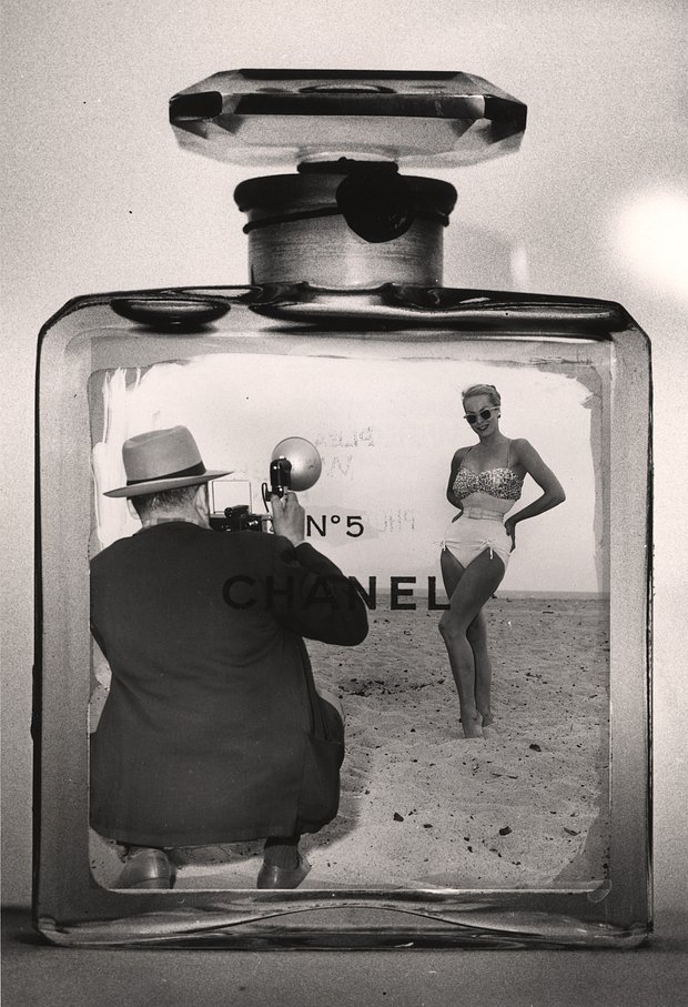 Фотомонтаж американского фотографа Уиджи (1899–1968), фотографирующего женщину в купальнике внутри флакона одеколона Chanel №5, конец 1950-х годов