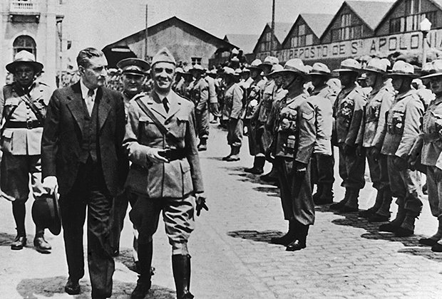 Португальский диктатор Антонио Салазар рассматривает войска, отправляющиеся в африканские колонии. 1950-е