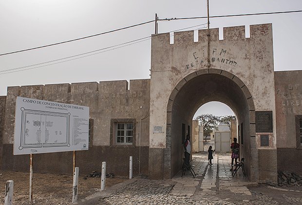 Входные ворота, бывший концентрационный лагерь Таррафал