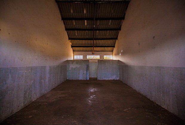 Тюремная камера, длинная темная комната в концентрационном лагере