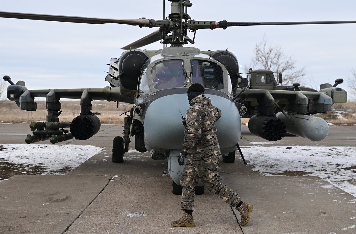 Военнослужащий группировки войск "Центр" ВС РФ подготавливает разведывательно-ударный вертолет Ка-52 к вылету для нанесения удара и выполнению боевых задач в зоне проведения специальной военной операции.