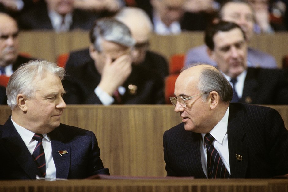 Егор Лигачев (слева) и Михаил Горбачев на XXVII съезде КПСС, 1986 год