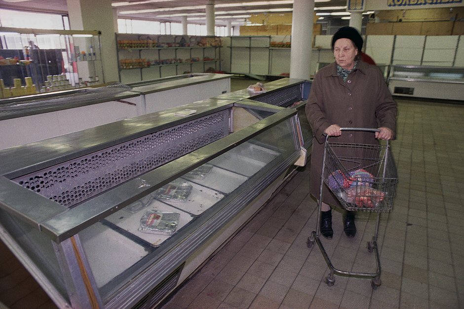Покупательница в советском магазине, 19 октября 1990 года