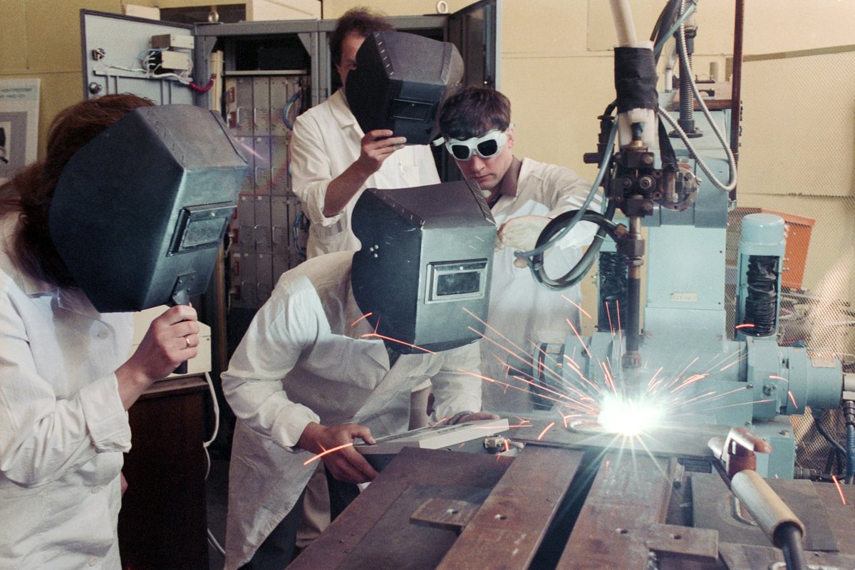 На электромеханическом заводе в Ленинграде, 1989 год