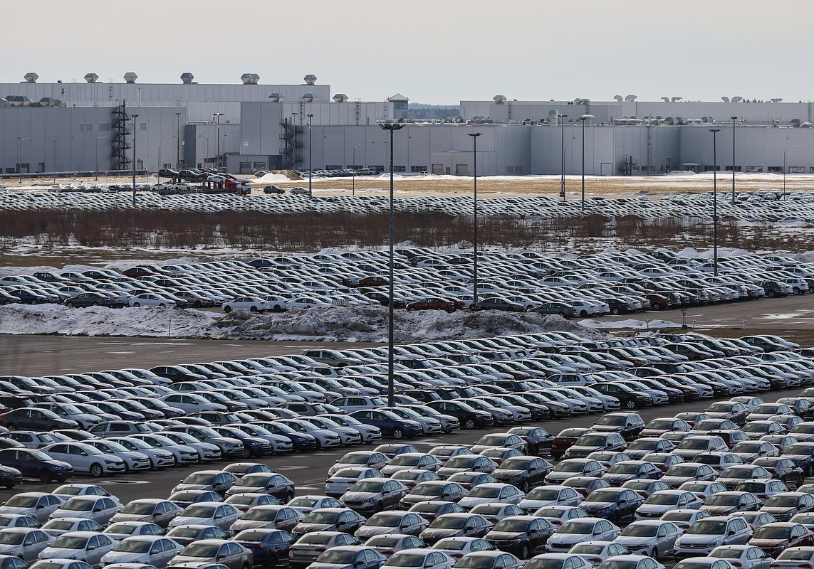 Новые автомобили около завода в Калужской области, март 2022 года

