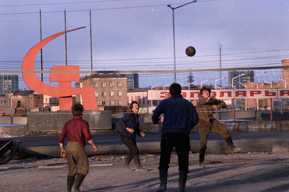 Рабочие играют в волейбол, июль 1991 года 