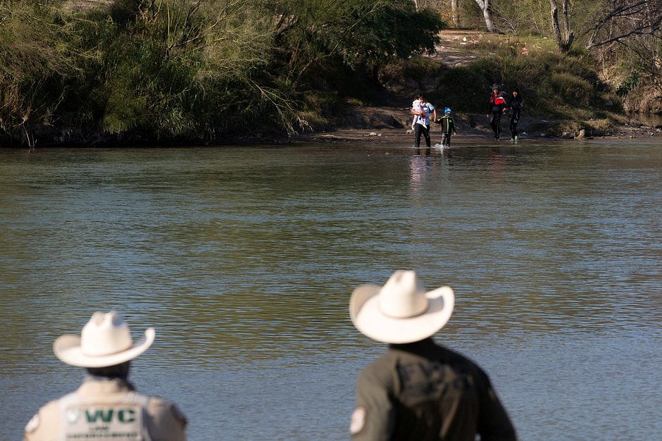 Семья мигрантов пересекает реку Рио-Гранде в Игл-Пасс, штат Техас, США, 3 января 2024 года