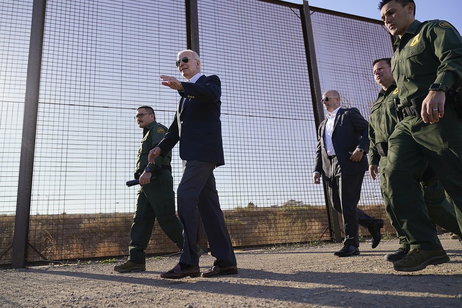 Президент Джо Байден идет по участку границы США и Мексики в Эль-Пасо, штат Техас, 8 января 2023 года