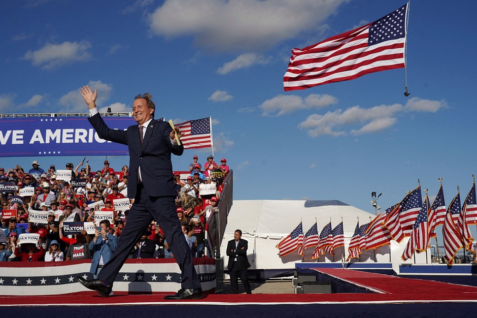 Генеральный прокурор Техаса Кен Пэкстон машет рукой, выходя на сцену перед митингом в поддержку Дональда Трампа в Робстауне, штат Техас, США, 22 октября 2022 года