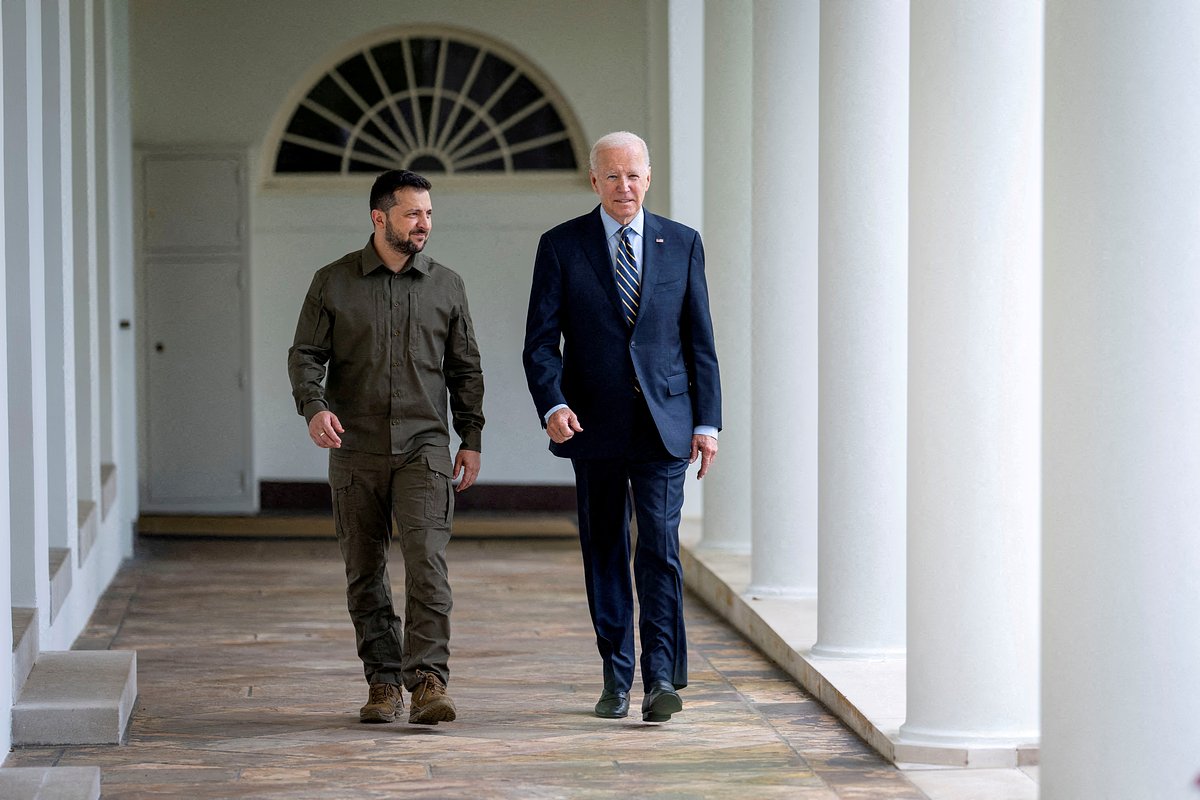 Президент Украины Владимир Зеленский спускается по колоннаде Белого дома к Овальному кабинету вместе с президентом США Джо Байденом в Вашингтоне, США, 21 сентября 2023 года