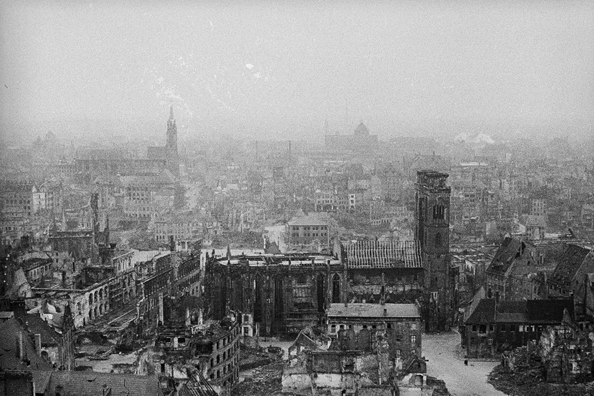 Разрушенный бомбардировками центр Нюрнберга. На переднем плане видны руины церкви Святого Себальда (нем. Sebalduskirche)