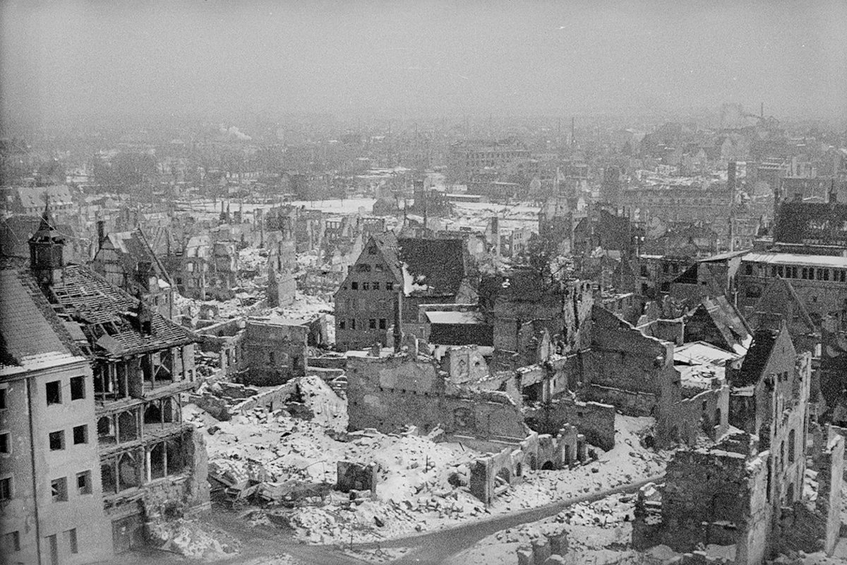 Разрушенный бомбардировками центр города Кельна