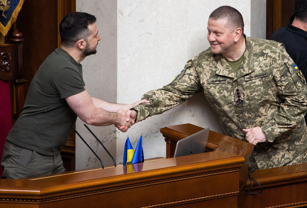 Президент Украины Владимир Зеленский приветствует главнокомандующего Вооруженными силами Украины Валерия Залужного на сессии парламента, Киев, 28 июля 2022 года
