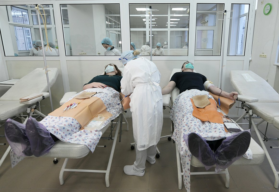 Доноры во время сдачи крови для онкологических больных  в Республиканском центре крови Минздрава ДНР. Акция приурочена к Всемирному дню борьбы с онкологическими заболеваниями