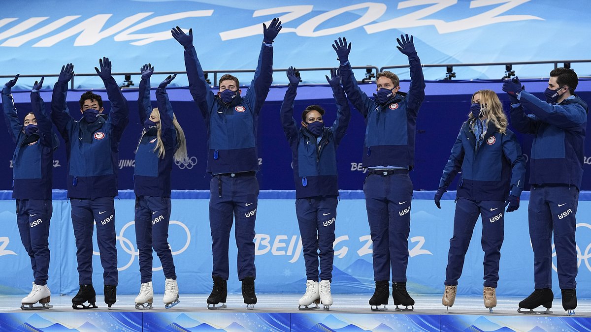 Серебряные призеры сборной США во время церемонии награждения по итогам соревнований по фигурному катанию на зимних Олимпийских играх 2022 года. 7 февраля 2022 года, Пекин