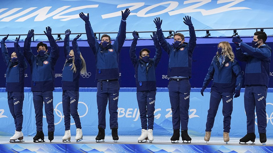 Серебряные призеры сборной США во время церемонии награждения по итогам соревнований по фигурному катанию на зимних Олимпийских играх 2022 года. 7 февраля 2022 года, Пекин