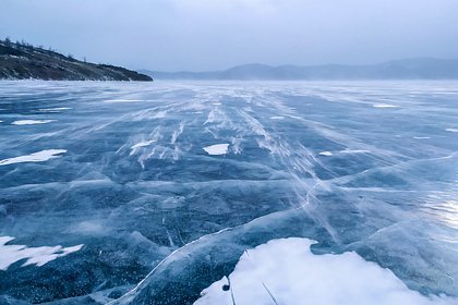 Автомобиль с туристами провалился под лед на Байкале