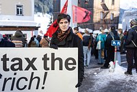 Наследница миллиардера раздаст свое состояние случайным людям. Она призывает отбирать деньги у богатых и отдавать бедным