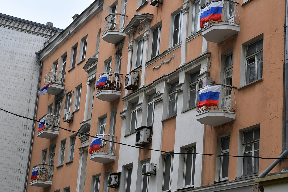 Российский триколор на балконе дома в Донецке.