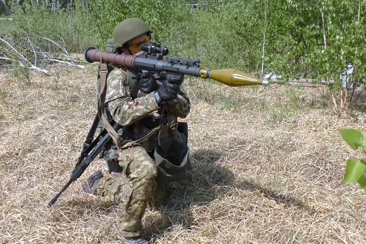 Украинский военный с клоном РПГ-7 PSRL-1 от американской компании Airtronic