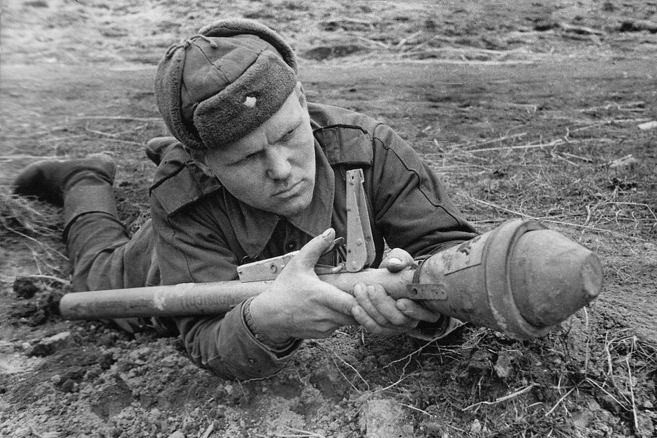 Гвардии старший сержант Илья Амелин из 15-й гвардейской стрелковой дивизии с трофейным немецким гранатометом Panzerfaust