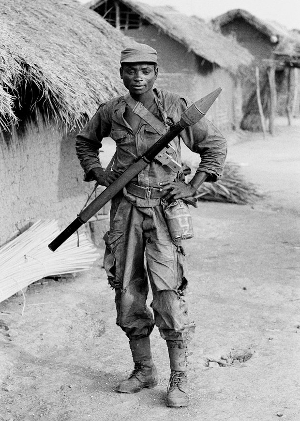 Солдат Национального фронта освобождения Анголы (ФНЛА) с ракетной установкой РПГ-2 в деревне во время гражданской войны в Анголе в июне 1970 года
