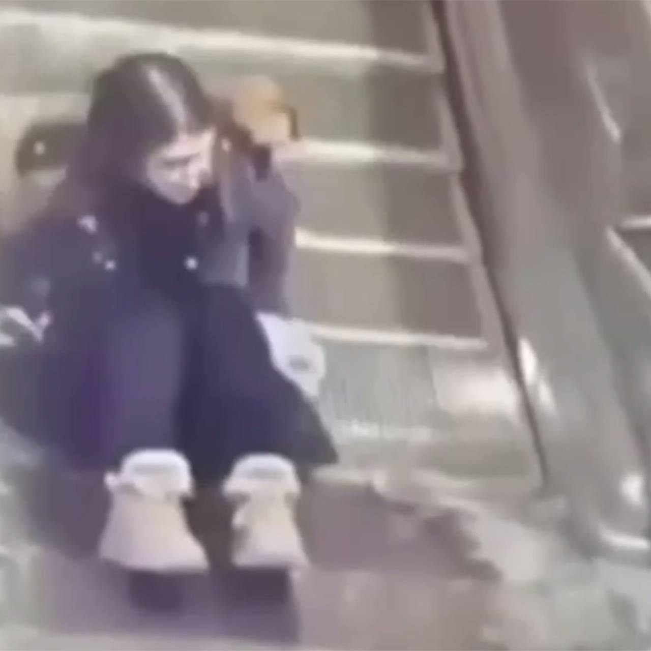 Эскалатор в метро едва не «зажевал» присевшую россиянку