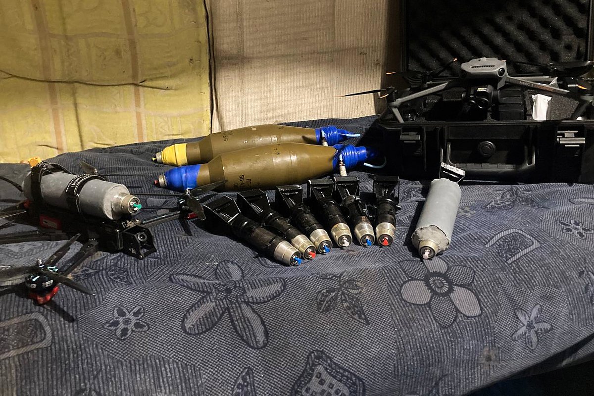 FPV-дрон с самодельным взрывным устройством и боеприпасы для сброса с квадрокоптеров