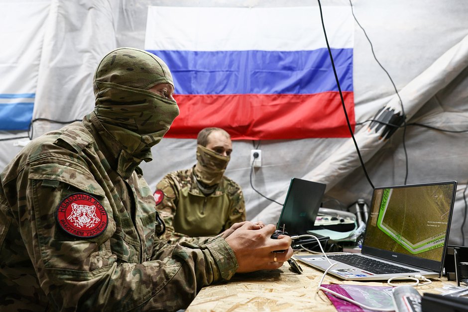 Операторы FPV-дронов в полевом учебном центре «Небесный воин» под Луганском 