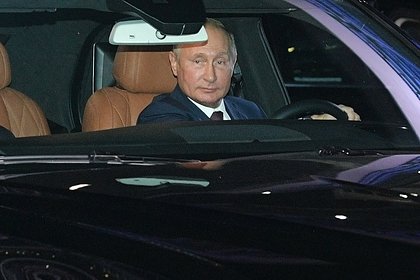 «Надо бы как-то помочь». Путин высказался об уничтожающей свой автопром Германии