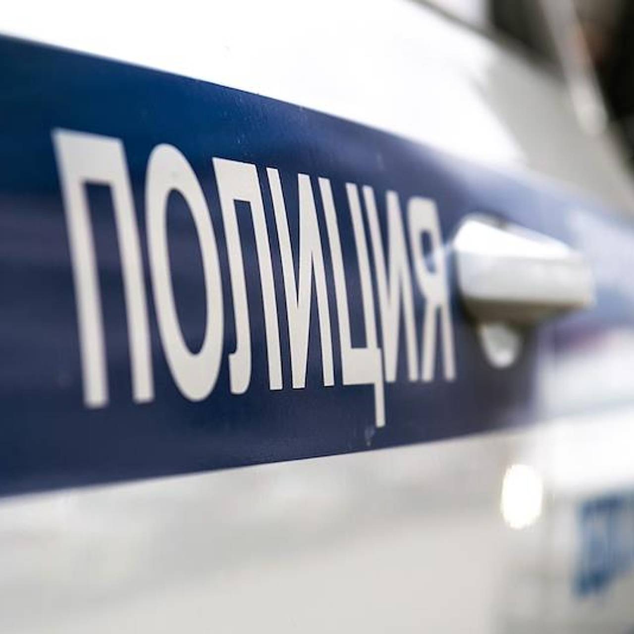 насилует маленькую 
