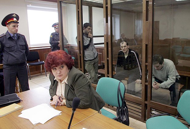 Мосгорсуд. На скамье подсудимых — обвиняемые Мурат Шаваев (слева), Тамбий Хубиев (в центре) и Максим Панарьин (справа)