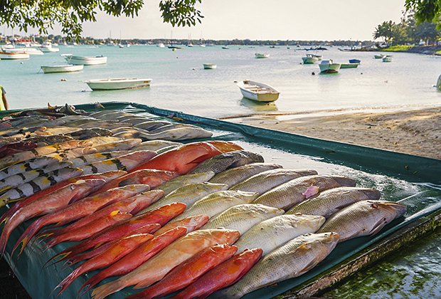 Свежая тропическая рыба на рынке, расположенном недалеко от порта