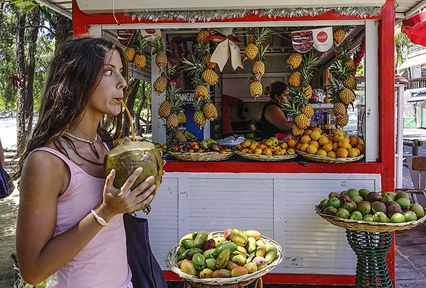Туристы рекомендуют пробовать разные тропические фрукты на Маврикии