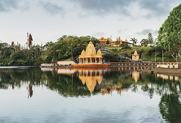 Однако одной из главных святынь для паломников со всего острова считается озеро Гран-Бассен, или, как его называют маврикийцы, исповедующие индуизм, Ганга Талао
