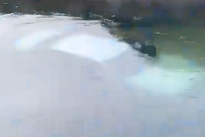 Машина с детьми в Махачкале затонула в канале и попала на видео