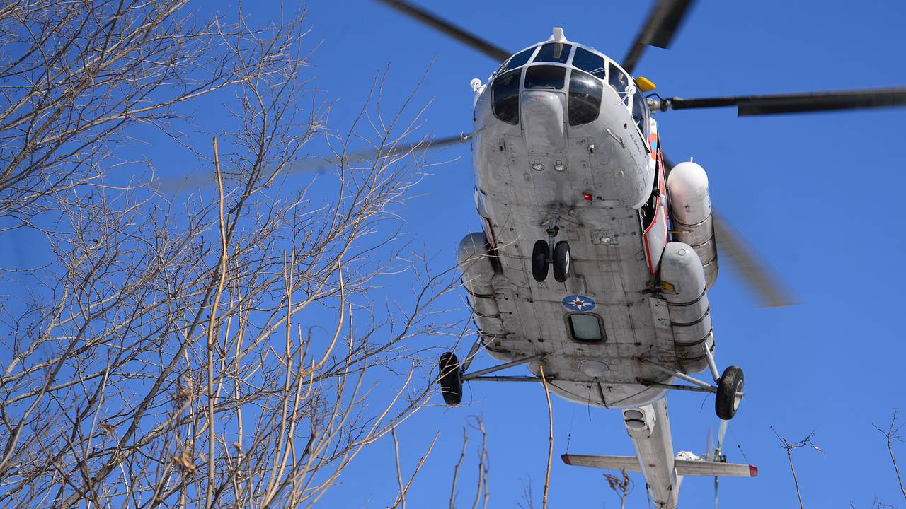 В Карелии разбился вертолет МЧС. Ми-8 ушел под лед Онежского озера, судьба  экипажа неизвестна: Происшествия: Россия: Lenta.ru