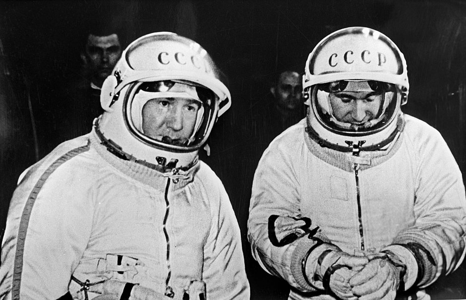 Экипаж корабля «Восход-2» космонавты Алексей Леонов и Павел Беляев (справа). Подготовка к полету.
