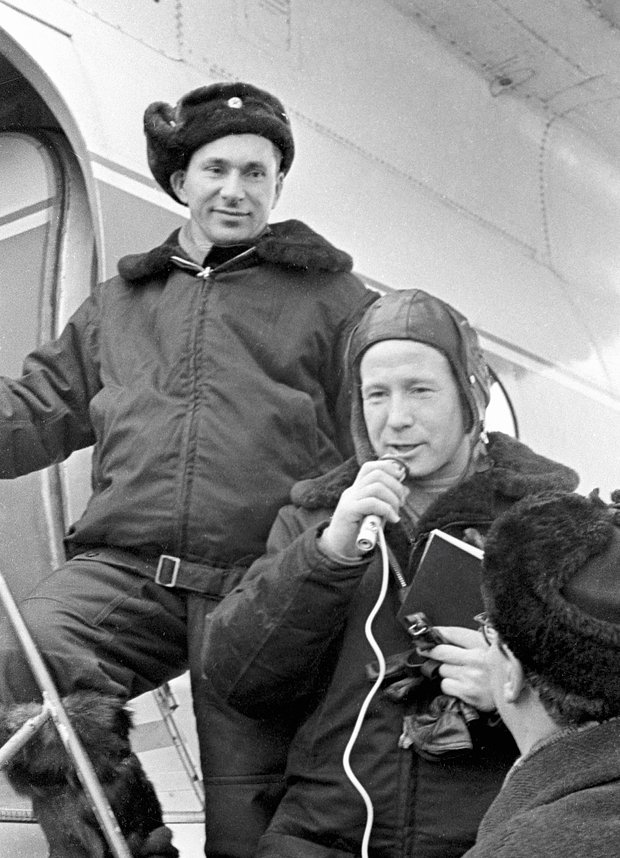 Экипаж космического корабля «Восход-2» Павел Беляев и Алексей Леонов (справа) дают первое интервью после приземления.
