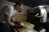 «Они схватили его, стали нюхать и фотографировать» Как тысячи россиян готовят фронтовой хлеб и выпечку для бойцов СВО